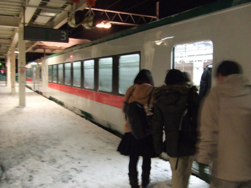 新庄駅３番線　乗換列車