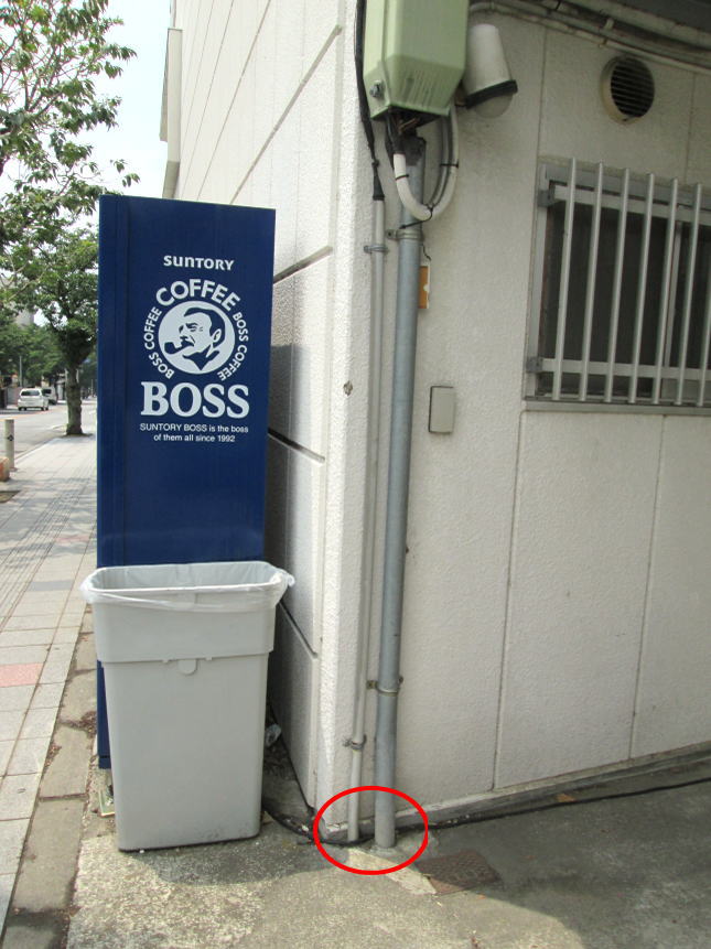 電気・電話線の引き込み口