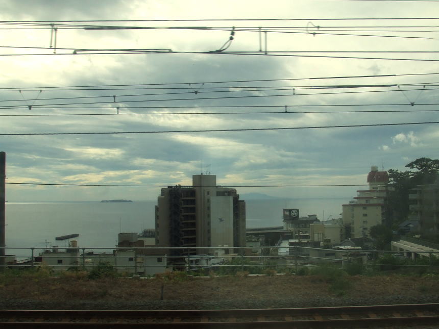 熱海駅直後の車窓