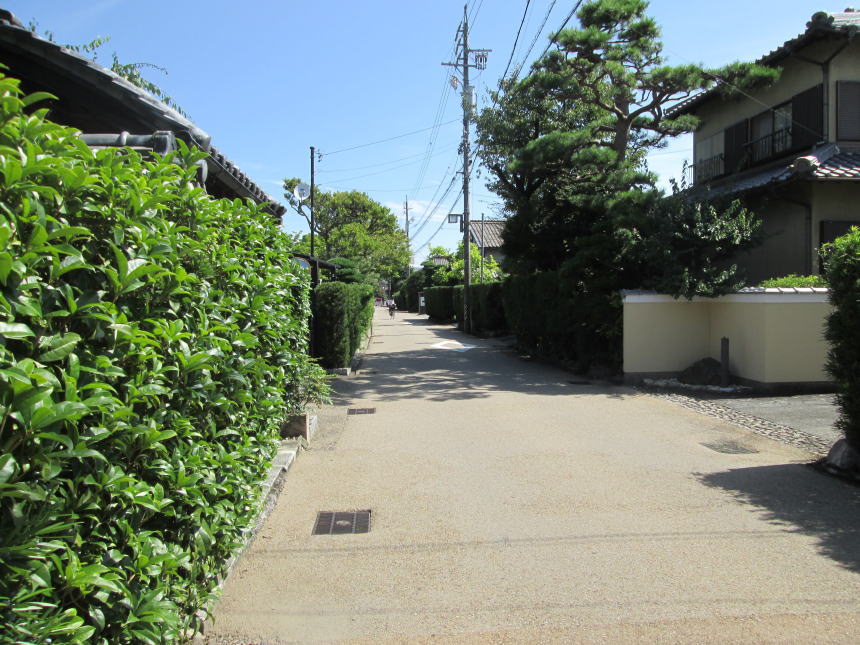 城址から駅へ向かう途中の住宅街