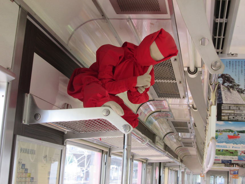 電車内に忍者