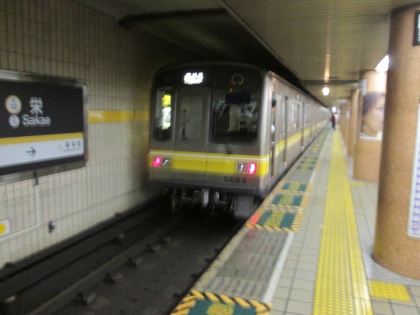 地下鉄栄駅ホーム（東山線）