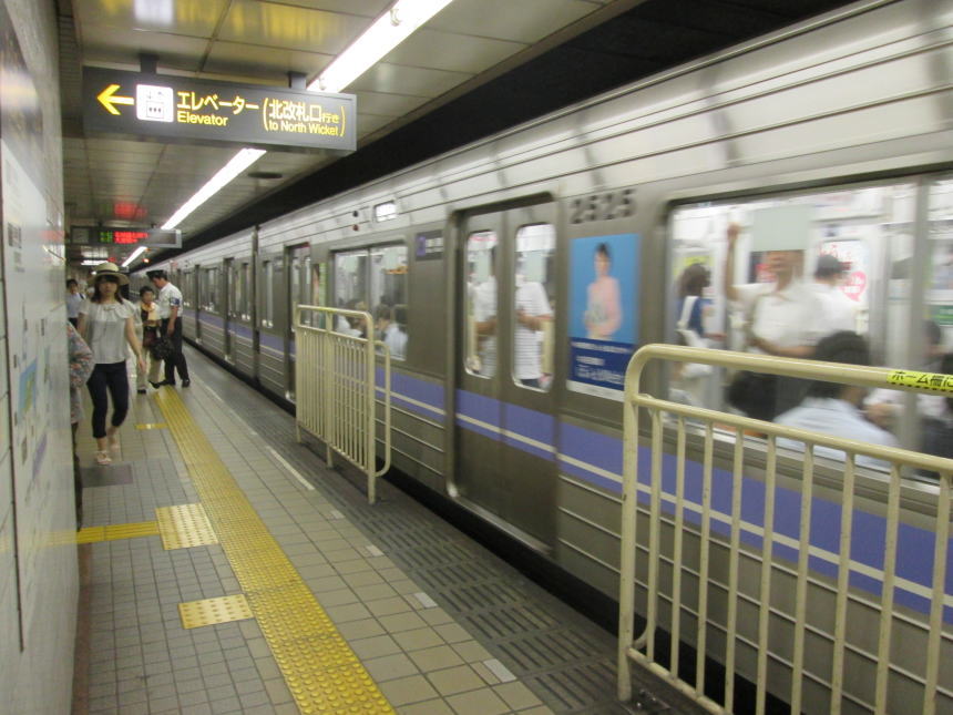 市役所駅ホーム