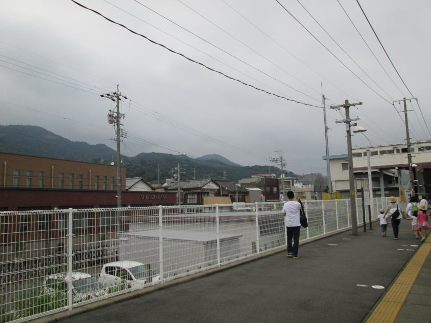 富士川駅停車中の景色