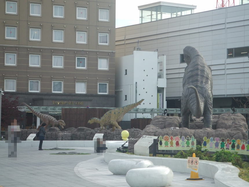 福井駅前の恐竜さんたち