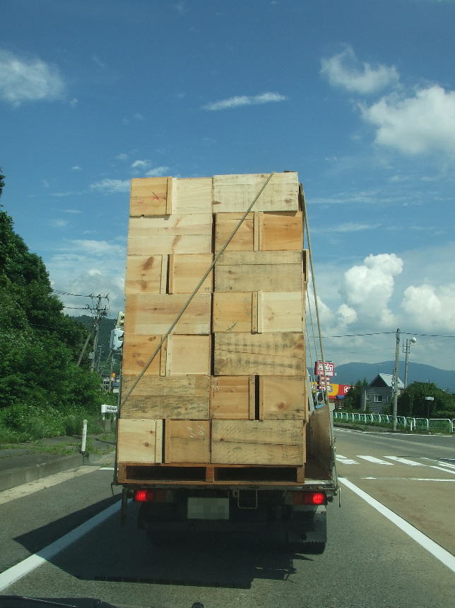 りんご箱を配達中？