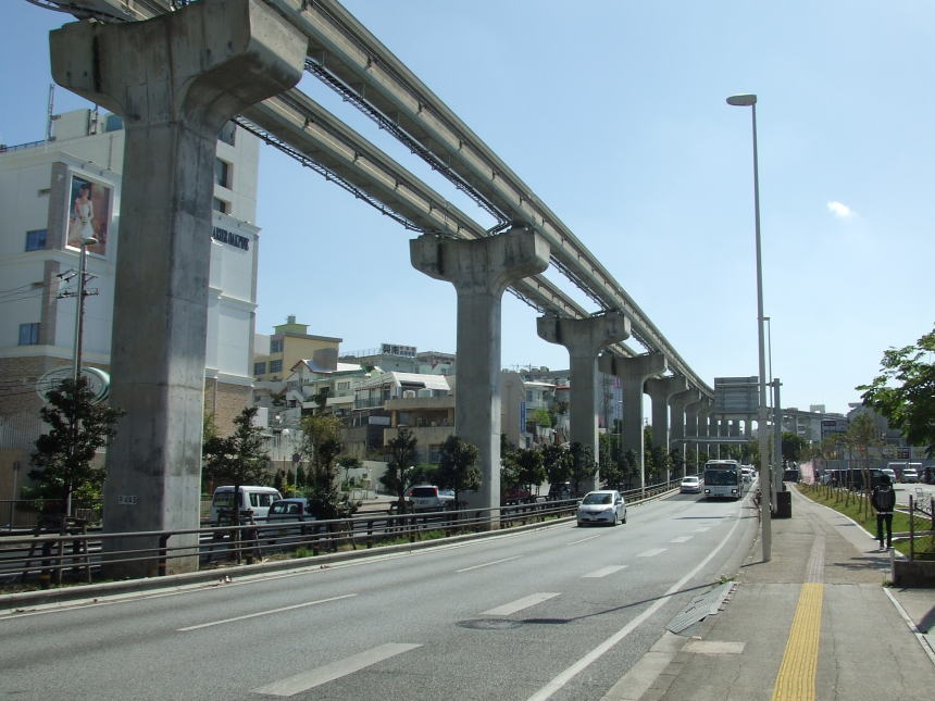 おもろまち駅方向の道