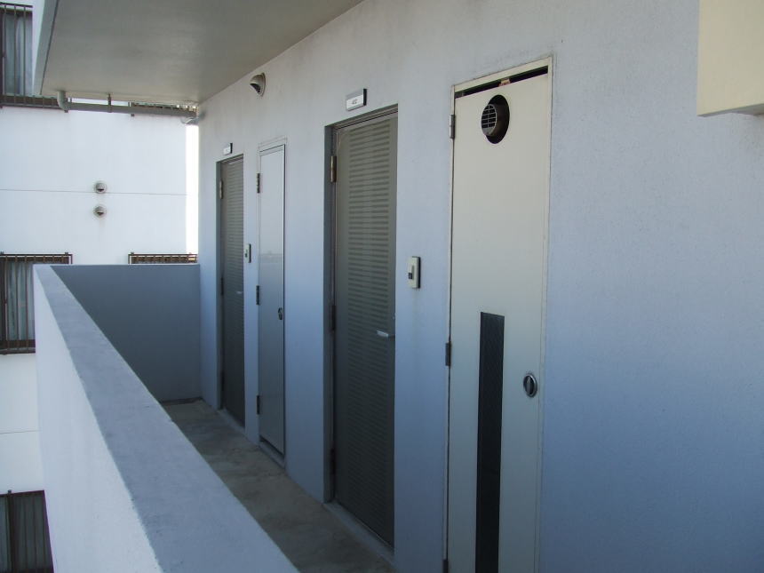 401号室の玄関（一番奥）