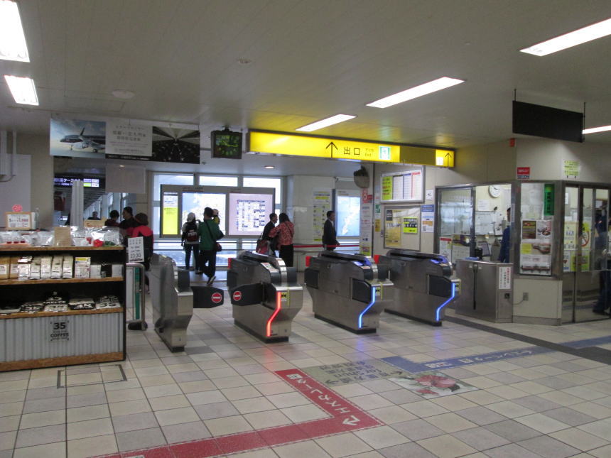 那覇空港駅改札（内側）