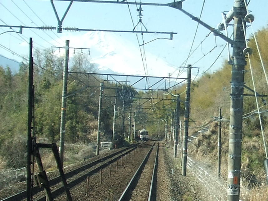 函南駅手前で線路越しに富士山が見えた