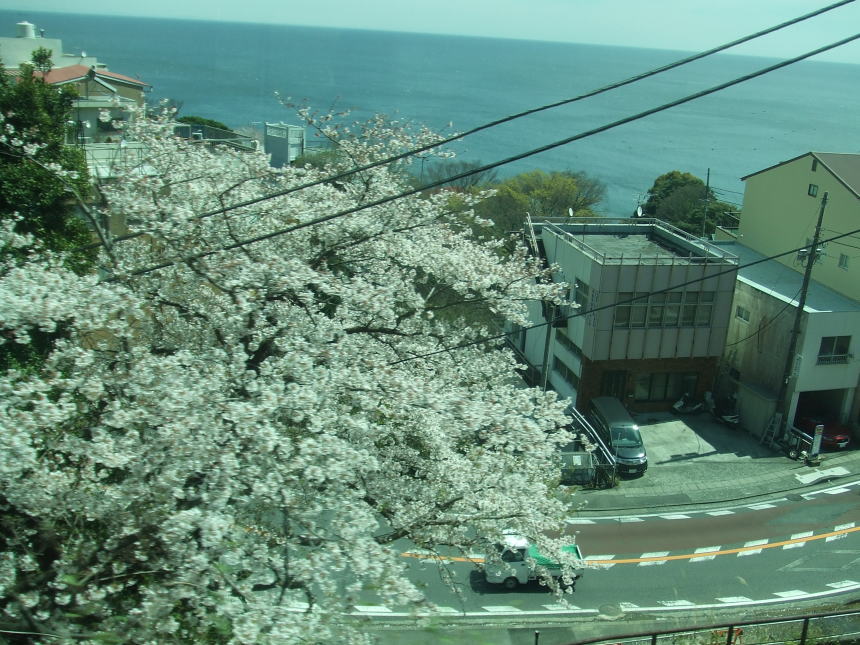 熱海駅直前の車窓