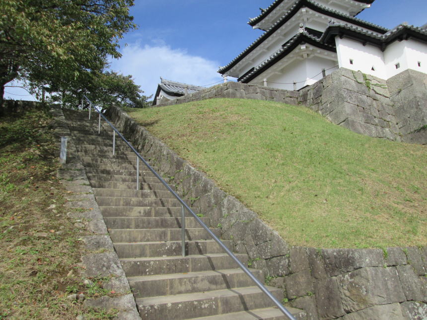 本丸から三重櫓に通じる階段