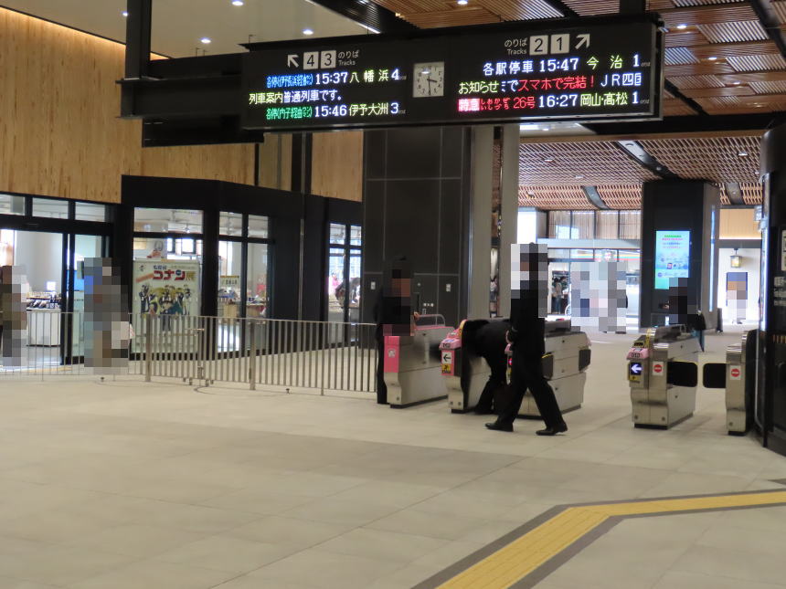 松山駅改札（内側）