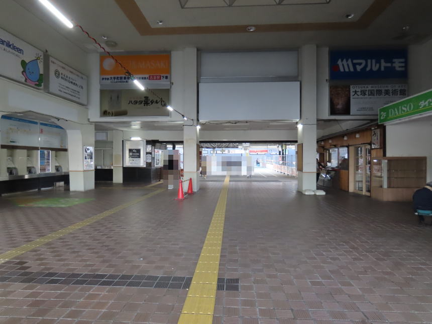 東口から西口へ向かうホーム